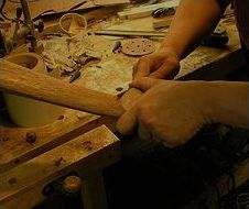 výroba kytary - práce se dřevem